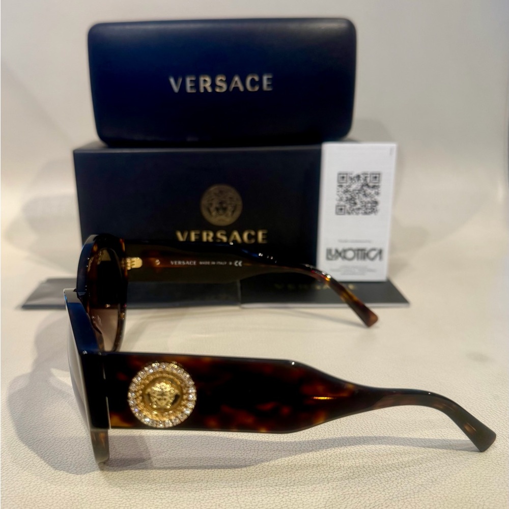 New Women’s Versace Sunglasses - Picture 5 of 8